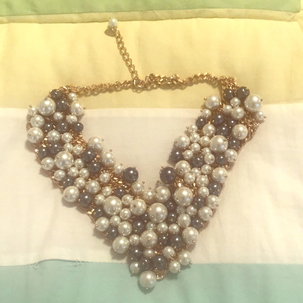White and gray pearls necklace